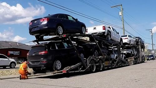 汽车拖车 连接工厂与4S店的专业桥梁